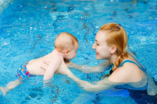 cho bé học bơi từ nhỏ
