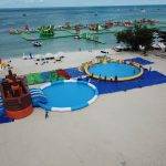 Công viên nước bơm hơi trên biển